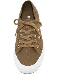 braune Segeltuch Turnschuhe von Superga