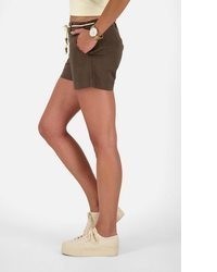 braune Shorts von alife & kickin