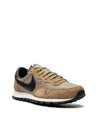 braune Sportschuhe von Nike