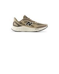 braune Sportschuhe von New Balance