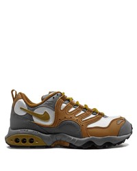 braune Sportschuhe von Nike