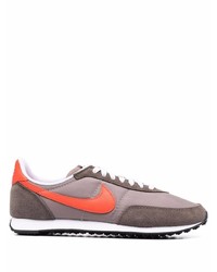 braune Sportschuhe von Nike