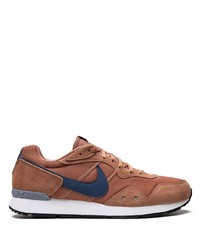 braune Sportschuhe von Nike