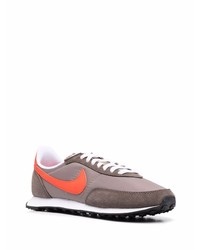 braune Sportschuhe von Nike