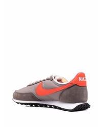 braune Sportschuhe von Nike