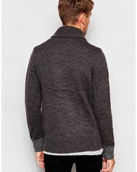 braune Strickjacke mit einem Schalkragen