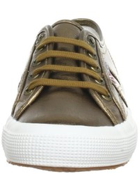 braune Turnschuhe von Superga