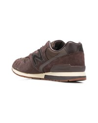 braune Wildleder niedrige Sneakers von New Balance