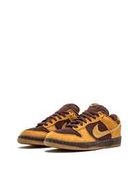 braune Wildleder niedrige Sneakers von Nike