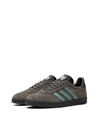 braune Wildleder niedrige Sneakers von adidas