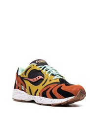 braune Wildleder niedrige Sneakers von Saucony