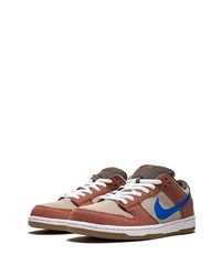 braune Wildleder niedrige Sneakers von Nike