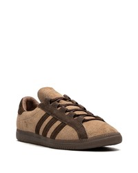 braune Wildleder niedrige Sneakers von adidas