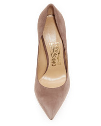 braune Wildleder Pumps von Salvatore Ferragamo