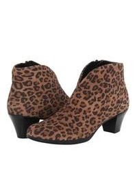 braune Wildlederstiefel mit Leopardenmuster