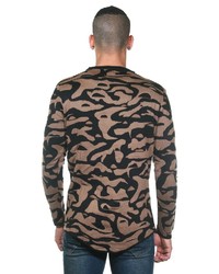 brauner Camouflage Pullover mit einem Rundhalsausschnitt von MADMEXT