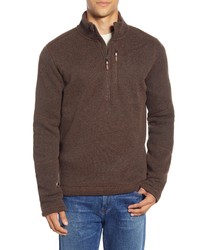 brauner Fleece-Pullover mit einem Reißverschluss am Kragen