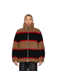 brauner horizontal gestreifter Fleece-Pullover mit einem Reißverschluß