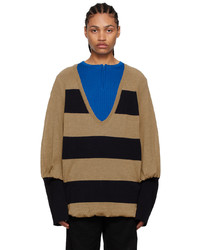 brauner horizontal gestreifter Pullover mit einem V-Ausschnitt
