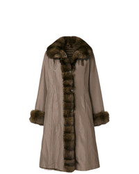 brauner Mantel mit einem Pelzkragen von Liska