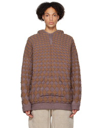 brauner Pullover mit einem Kapuze mit Argyle-Muster