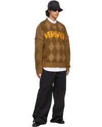 brauner Pullover mit einem Rundhalsausschnitt mit Argyle-Muster von Versace