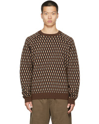 brauner Pullover mit einem Rundhalsausschnitt mit geometrischem Muster