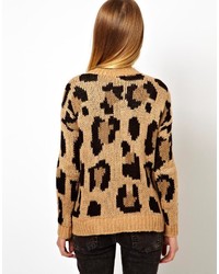 brauner Pullover mit einem Rundhalsausschnitt mit Leopardenmuster von Pull&Bear