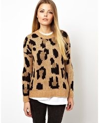 brauner Pullover mit einem Rundhalsausschnitt mit Leopardenmuster von Pull&Bear
