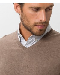 brauner Pullover mit einem V-Ausschnitt von Brax