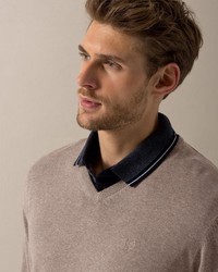 brauner Pullover mit einem V-Ausschnitt von Bugatti