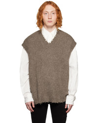 brauner Pullover mit einem V-Ausschnitt von FREI-MUT