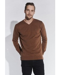 brauner Pullover mit einem V-Ausschnitt von SteffenKlein