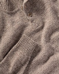 brauner Pullover mit einem zugeknöpften Kragen von REITMAYER