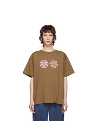 braunes bedrucktes T-Shirt mit einem Rundhalsausschnitt