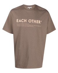 braunes bedrucktes T-Shirt mit einem Rundhalsausschnitt von Each X Other
