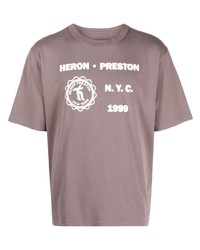 braunes bedrucktes T-Shirt mit einem Rundhalsausschnitt von Heron Preston