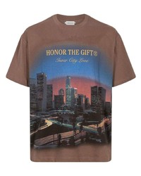 braunes bedrucktes T-Shirt mit einem Rundhalsausschnitt von HONOR THE GIFT