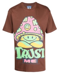 braunes bedrucktes T-Shirt mit einem Rundhalsausschnitt von MARKET