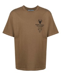 braunes bedrucktes T-Shirt mit einem Rundhalsausschnitt von Reese Cooper® 