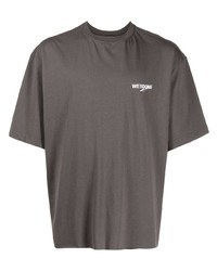 braunes bedrucktes T-Shirt mit einem Rundhalsausschnitt von We11done