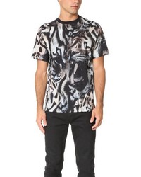 braunes T-Shirt mit einem Rundhalsausschnitt mit Leopardenmuster