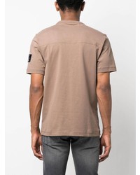 braunes T-Shirt mit einem Rundhalsausschnitt von Calvin Klein Jeans