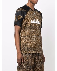 braunes T-Shirt mit einem V-Ausschnitt mit Leopardenmuster von adidas