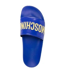 dunkelblaue bedruckte Gummi Sandalen von Moschino