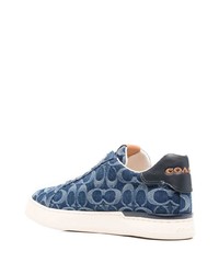 dunkelblaue bedruckte Jeans niedrige Sneakers von Coach