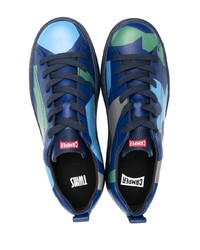 dunkelblaue bedruckte Leder niedrige Sneakers von Camper