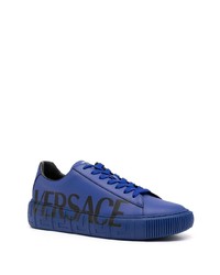 dunkelblaue bedruckte Leder niedrige Sneakers von Versace