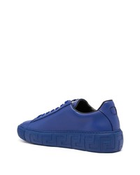 dunkelblaue bedruckte Leder niedrige Sneakers von Versace