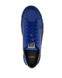 dunkelblaue bedruckte Leder niedrige Sneakers von Versace